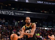 杜兰特迎来十赛季出色发挥，阿森纳观众热烈欢呼！